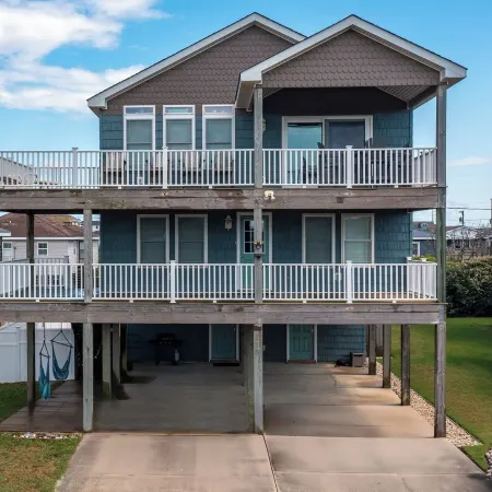 Ocean Views with a 1 minute walk to beach access! Linens & Bath Towels included!