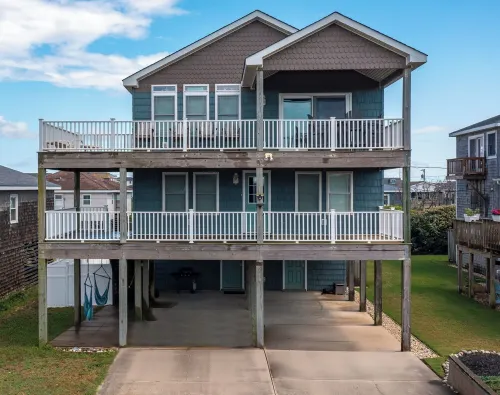 Ocean Views with a 1 minute walk to beach access! Linens & Bath Towels included!