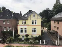 Large Apartment with Sauna in central Buxtehude.NO RENTAL TO FITTERS. Hotels near Lidl