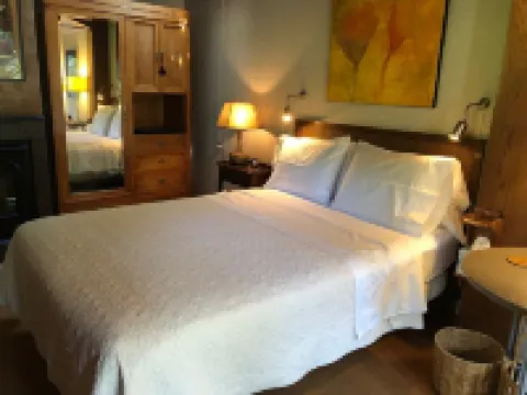 Beautiful and Lush Hidden Wisteria Getaway Hoteles en Alameda