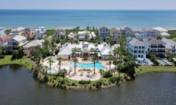 Palm Coast Paradise - 5Br 4BA, Private Pool, 1 Min Walk to Beach, Family Retreat