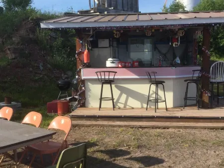 The Beachcomber at Dockside Resort - Near Bohemia and Trails Отели в г. Куино Каунти