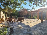 River Front-Waterfalls-Outdoor Fireplace-WiFi Hotels near Johnson Creek RV Resort & Park