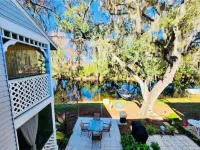 Cozy Waterfront home w/kayaks/Lake Henderson/Withlacoochee Bike Trail/ Springs Hotels near Wallace Brooks Park