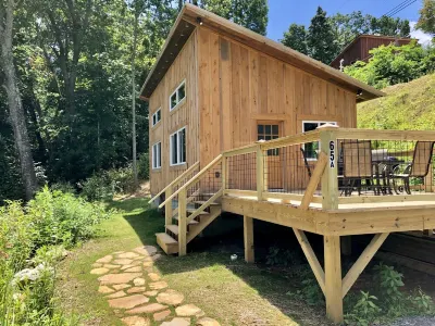 ★ Downtown Rustic Mid-Century Cottage w/ views ★ Hotels near Lowe's Home Improvement