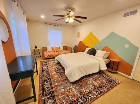 Gorgeous 4 Bed Home - Short Drive to Downtown A2