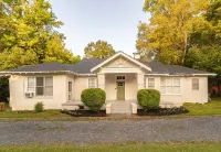 2 BR Cloverdale Duplex w/ Large Country Kitchen