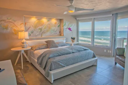 Unequalled Artist Owned 7th Floor Paradise!  Direct Oceanfront! Meet an Octopus!