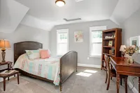 The Rustic Rose - 4 Bedroom House w/ Hot Tub Near Downtown