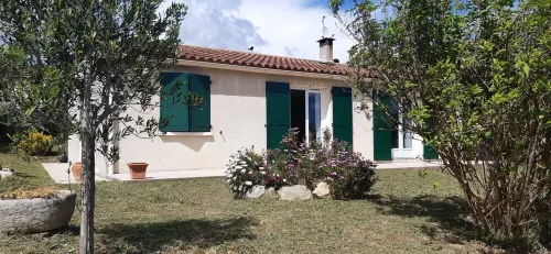 Single-storey house with garden in residential area