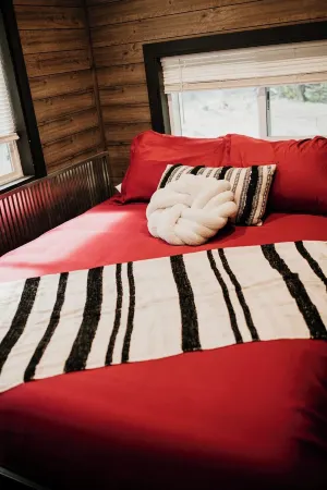 “The Beatnik nook” - tiny cabin in the woods - sauna, outdoor tub!