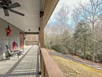 Beary’s Den where Chic meets Country in this Cozy Cabin Hotels in Notla
