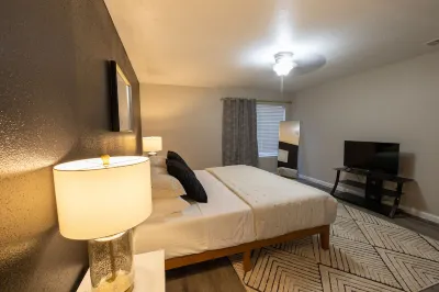 Braes Place | King Suite, Pool Table, Wet Bar, Fast Wifi, Spacious Yard w/ Grill Hotels near Ashton/Whittington shopping center