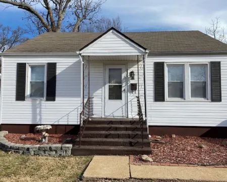 Cozy Bungalow Hotels in Laclede County