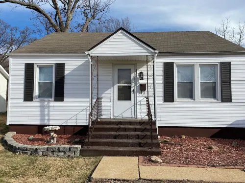 Cozy Bungalow Hotels in Laclede County