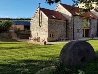 2 bed Barn, open living space , pet friendly, rural, with easy access from M4 Hotels in Usk