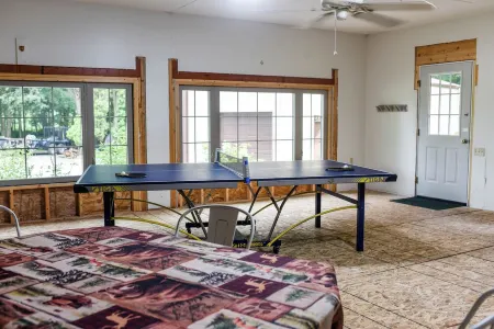 Cozy 1-bedroom log home in scenic rural Carroll County-Delphi Отели в г. Кэрролл