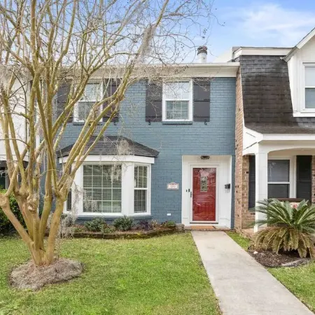 Entire townhouse- 10mins to beaches or downtown