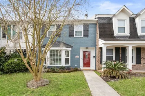 Entire townhouse- 10mins to beaches or downtown