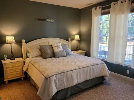 Minutes from Bethany Beach, sleeps 14, pools, golf, tennis beach shuttle & more Отели в г. Ошен Вью