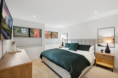 NEW Lux Bellevue 2BD 2BA Condo - Free Parking