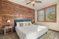 New luxury cabin bordering Zion! 3 king beds/baths. Short drive to Bryce Canyon