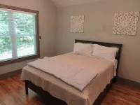 Tree-Top 1-Bed Cottage, 3.5 miles to Downtown Hendersonville