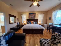 Gorgeous private suite in ranch home with full kitchen/laundry and Jacuzzi tub! - Balcony