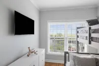 Charleston’s Folly! - King Suite, Pool, Balcony, Walk to Center St!