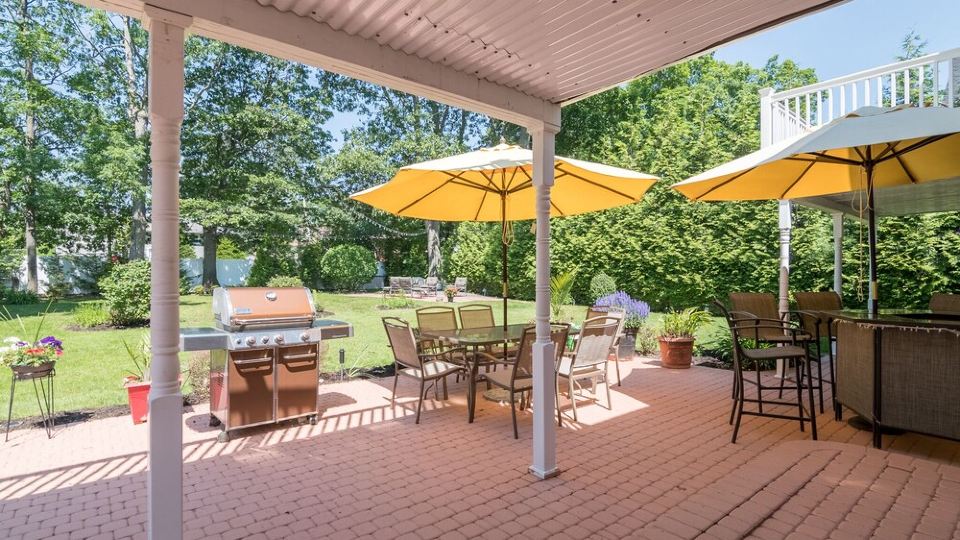 4 BR. 2 BTH, HOT TUB, MINS TO JONES BEACH, MINS TO RIVIERA WALK TO TRAIN TO NYC