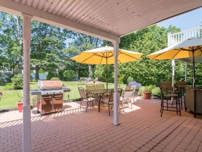 4 BR. 2 BTH, HOT TUB, MINS TO JONES BEACH, MINS TO RIVIERA WALK TO TRAIN TO NYC