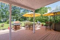 4 BR. 2 BTH, HOT TUB, MINS TO JONES BEACH, MINS TO RIVIERA WALK TO TRAIN TO NYC