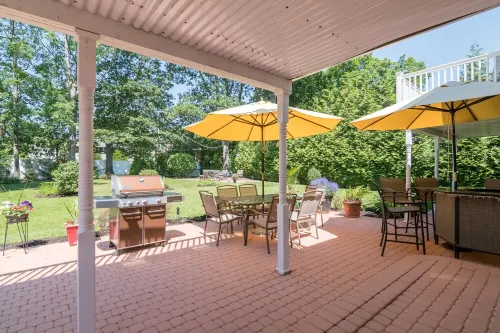 4 BR. 2 BTH, HOT TUB, MINS TO JONES BEACH, MINS TO RIVIERA WALK TO TRAIN TO NYC