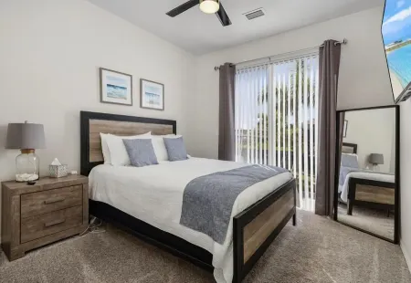 LOCATION!! Modern waterfront home;1-block to FishermanVillage; HEATED SALT POOL Отели в г. Пунта-Горда