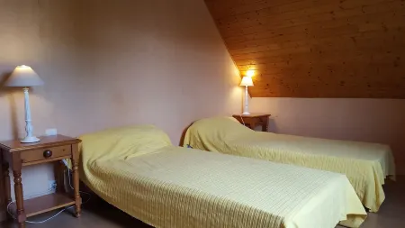 Joli Cottage en Pierres Debouts Dans un Beau Jardin Fleuri Proche Plage Отели в г. Неве