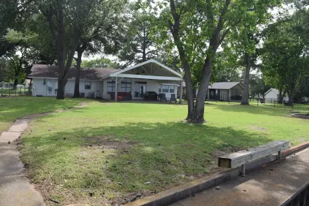 Beautiful Lakefront Getaway on Cedar Creek Lake