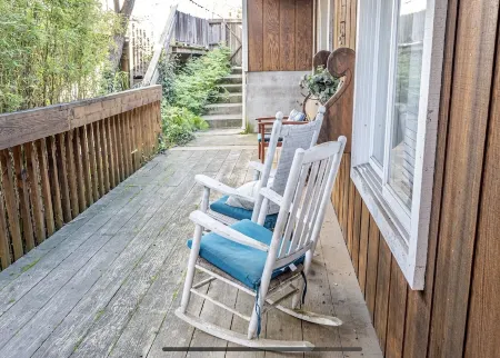 Large Santa Cruz Beach House. Steps to beach. Pets welcome. Family. Reunions.