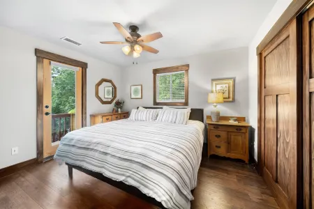 Great Location! Walk to Resort Amenities! Watch Golf from Deck! Pool Table!