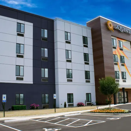 Spring Place Inn & Suites Отели рядом с достопримечательностью «Галерея Вулфчейс»