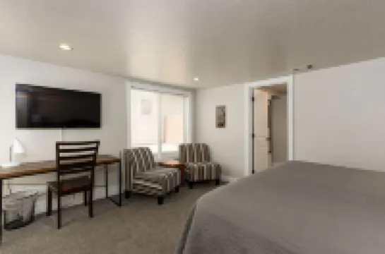 Westside Cottage │Fenced Yards │Hot Tub │One Block to Galveston │Guest Favorite