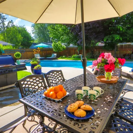 HEATED Pool & Hot Tub in a Quiet Neighborhood- Walk to Town- Dog Friendly