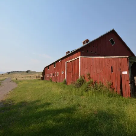Spacious Farm House on the working historic Story Ranch, private river access Hotels in Emigrant