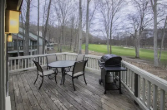 The Ski & Tee - 5 bdrm condo on 18th fairway & steps from ski trail
