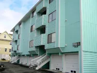 Lovely Oceanfront Condo w/ Vast Top Floor Views; Pool; WiFi/Cable; Quiet; 2 Max Hotels near Freeman Park