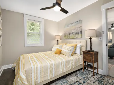 2 Bedroom Pet Friendly Apt w/ full kitchen; Private fenced Backyard; Great Wifi