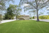 Beautiful 6 bed, 2-1/2 bath house with A/C throughout - Walk to the Beach! Отели рядом с достопримечательностью «Университет Род-Айленд Бэй Кампус»