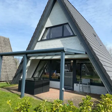 Vacation home close to the beach with patio cover; fiberglass; garden; parking at the house