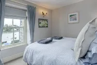 Cottage on the harbour front with sea and mountain views in glorious Snowdonia