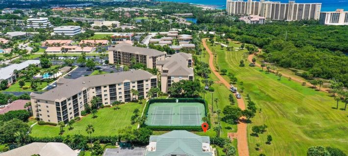 Beautiful Jupiter 3/2.5 + Loft Condo only steps from the beach on Carlin Park! 주피터 호텔