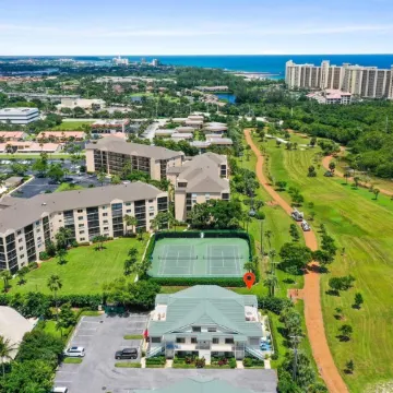 Beautiful Jupiter 3/2.5 + Loft Condo only steps from the beach on Carlin Park!